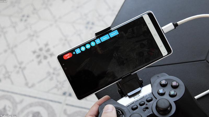 スマホゲームに集中する様子